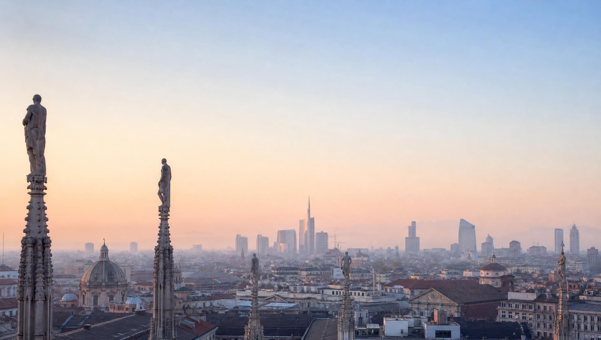 Milano all'alba dalle terrazze del Duomo, luce morbida e cielo chiaro